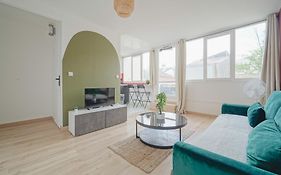 Complete 1Br With Balcony Only 5 Min. On Foot To Metro By Doorman